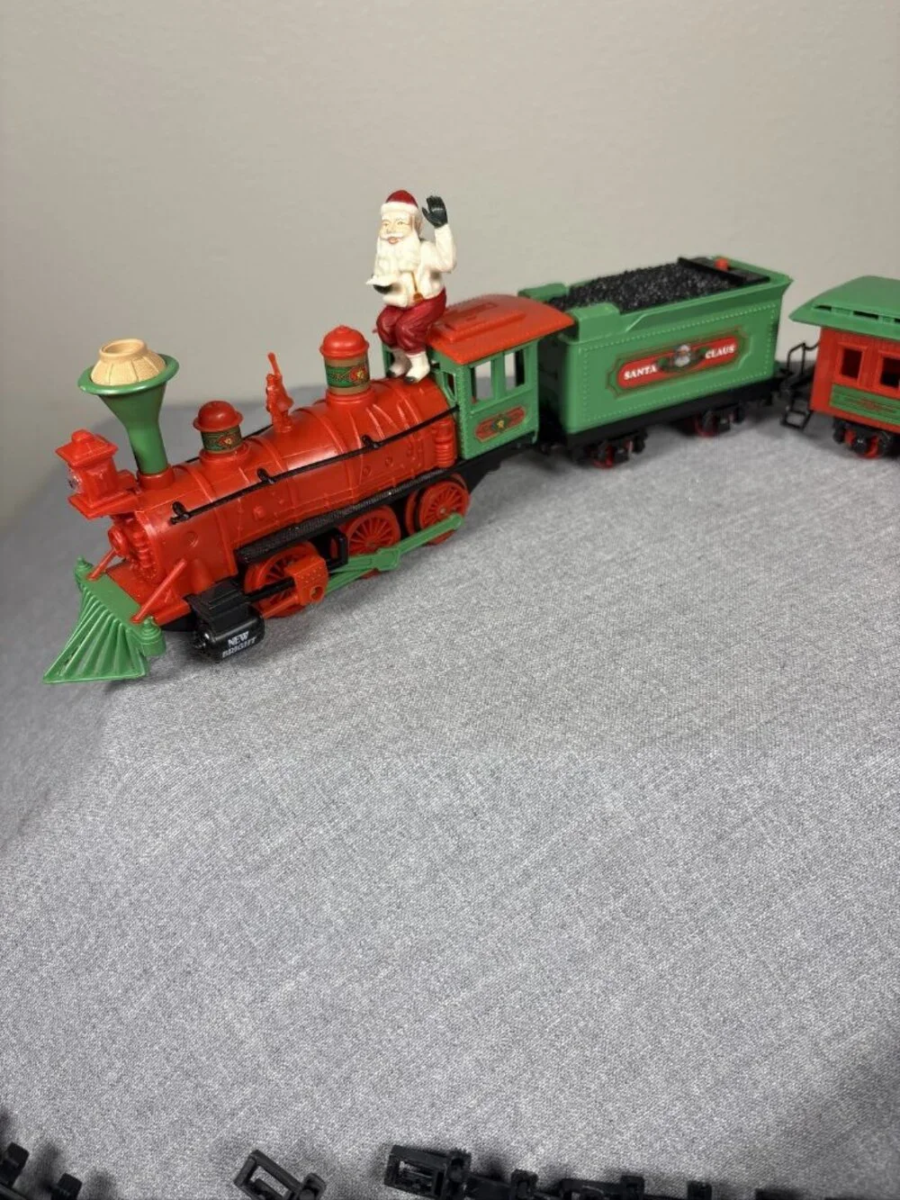 Vintage New Bright 1989 Santa's Christmas Express Holiday Train Set Loco Caboose
